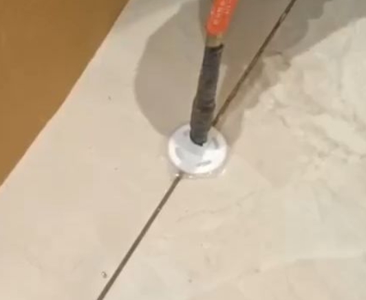 额尔古纳瓷砖空鼓维修公司专业解答瓷砖在铺贴过程中，如果没有涂抹均匀到位的粘结材料（如水泥砂浆或瓷砖胶），可能会导致以下问题